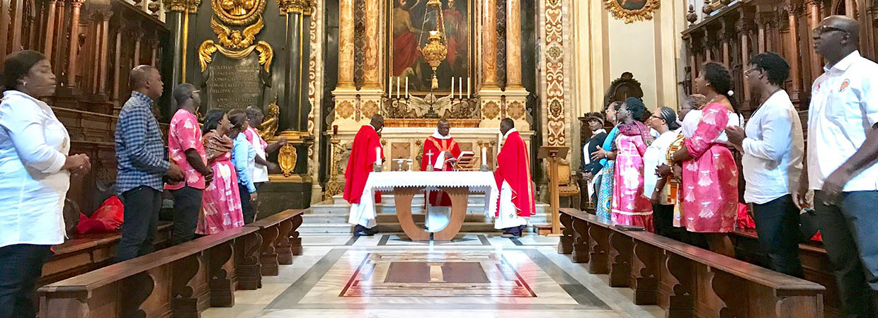 Messe célébrée par des prêtres de la communauté